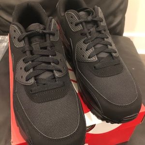 NIKE AIR MAX  90 ESSENTIAL MEN'S NEW!!(IN BOX ) SIZE 10.5 ORIGINALLY 129 only 90
